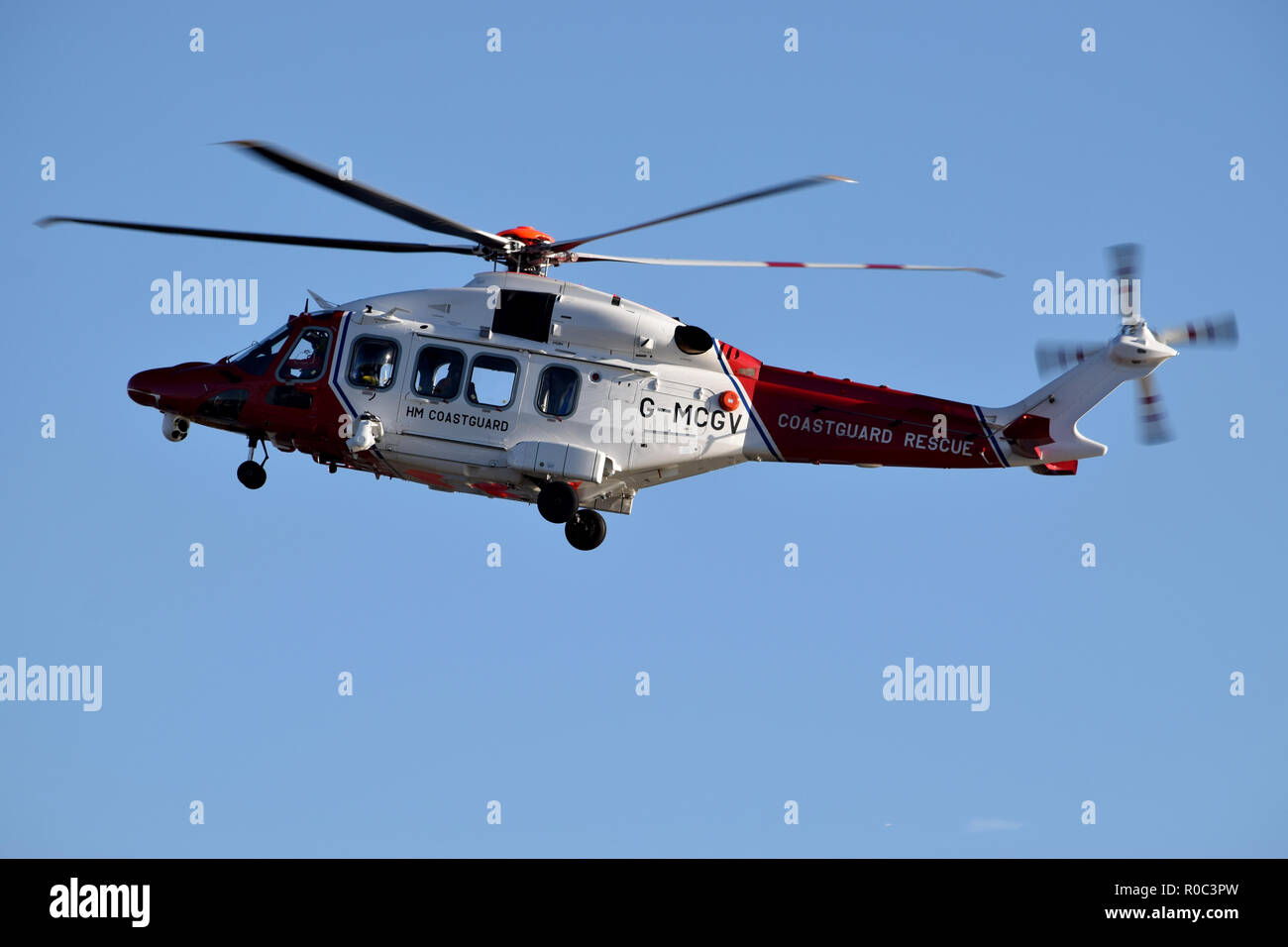 Hélicoptère de sauvetage de la Garde côtière qui participent à une mission de recherche et de sauvetage sur la Tamise à l'Est de Londres Banque D'Images