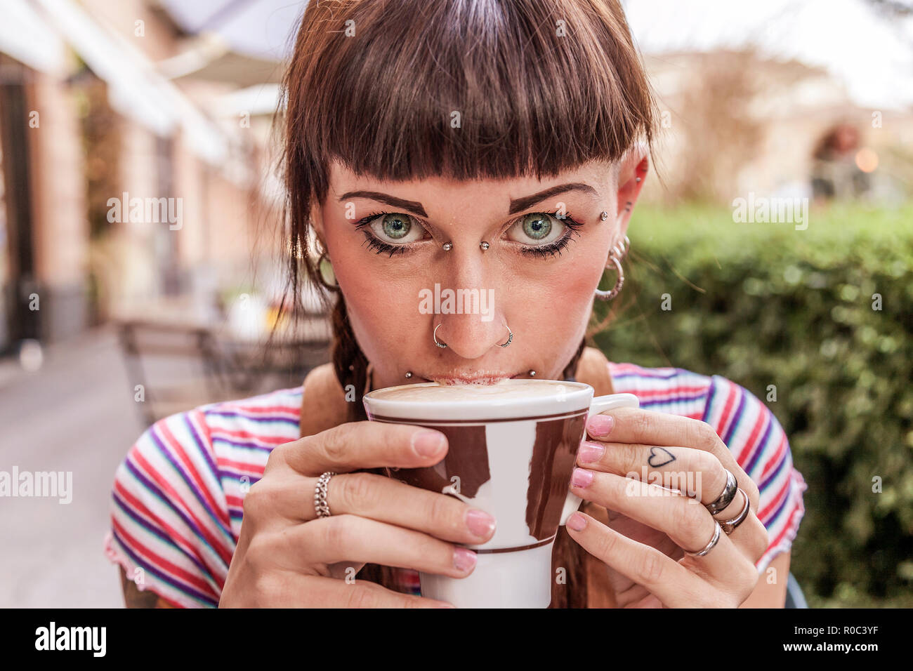 Jeune Femme Aux Yeux Bleus Obtient Ses Levres Creme Sale Avec Tout En Buvant Un Cappuccino Italien Photo Stock Alamy