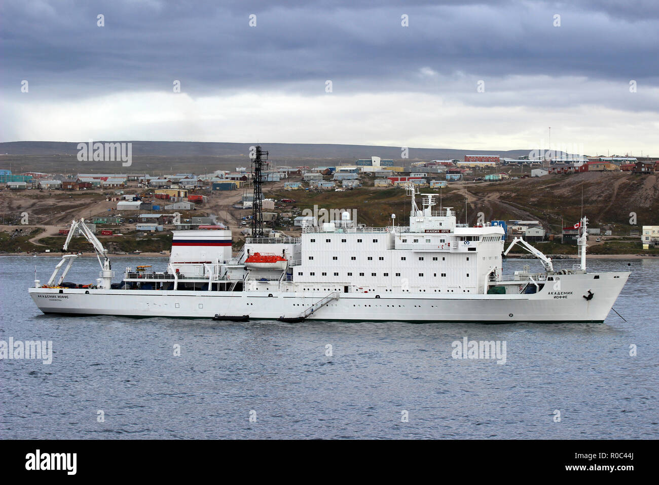 Akademik Ioffe, aka Un océan Navigator, une glace renforcé expedition cruise ship amarré à Pond Inlet, île de Baffin, Canada Banque D'Images