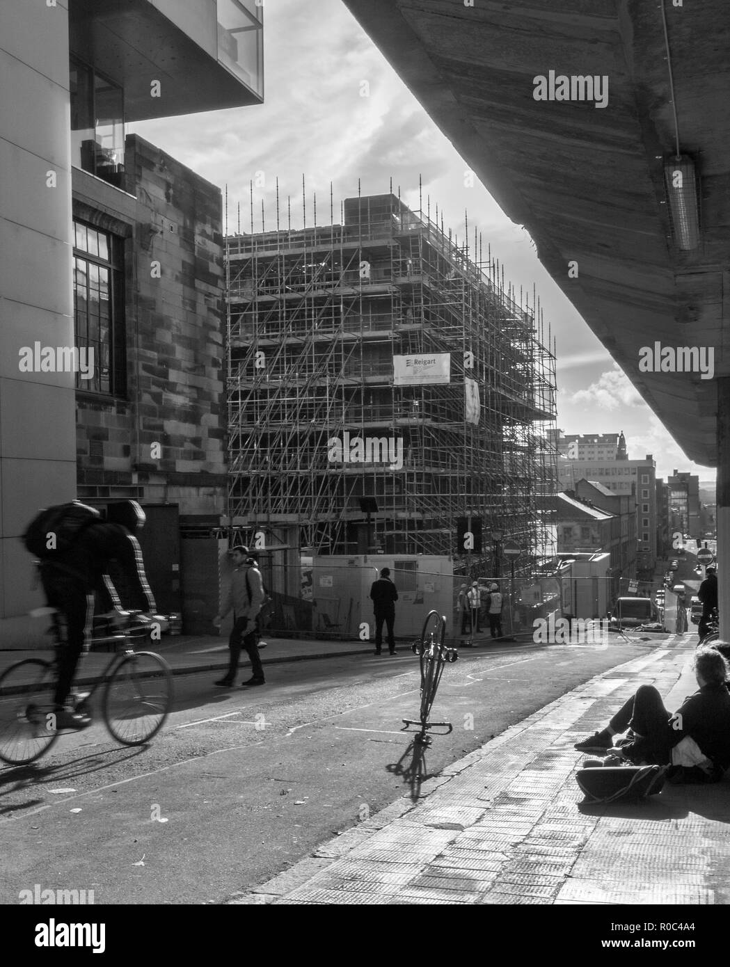 GLASGOW, ÉCOSSE - 2 NOVEMBRE 2018 : une photographie en noir et blanc d'un étudiants d'aller en classe pendant que les ouvriers travaillent sur le site de l'École de Glasgow d'un Banque D'Images