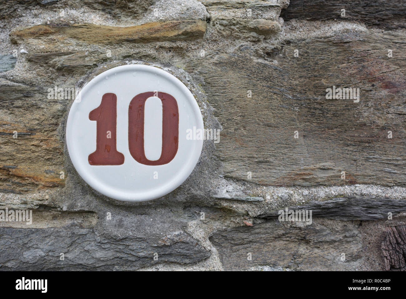 Plaque numéro de maison 10 - Windows 10 peut-être la métaphore. Nombre pair. Banque D'Images