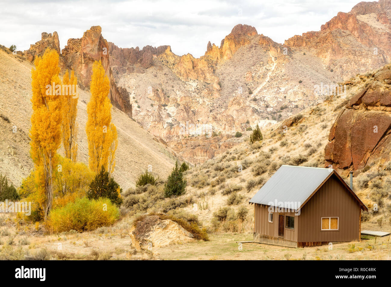 Cabine sur terre dans un profond canyon avec les arbres d'automne et les falaises en milieu sauvage de l'Oregon Banque D'Images