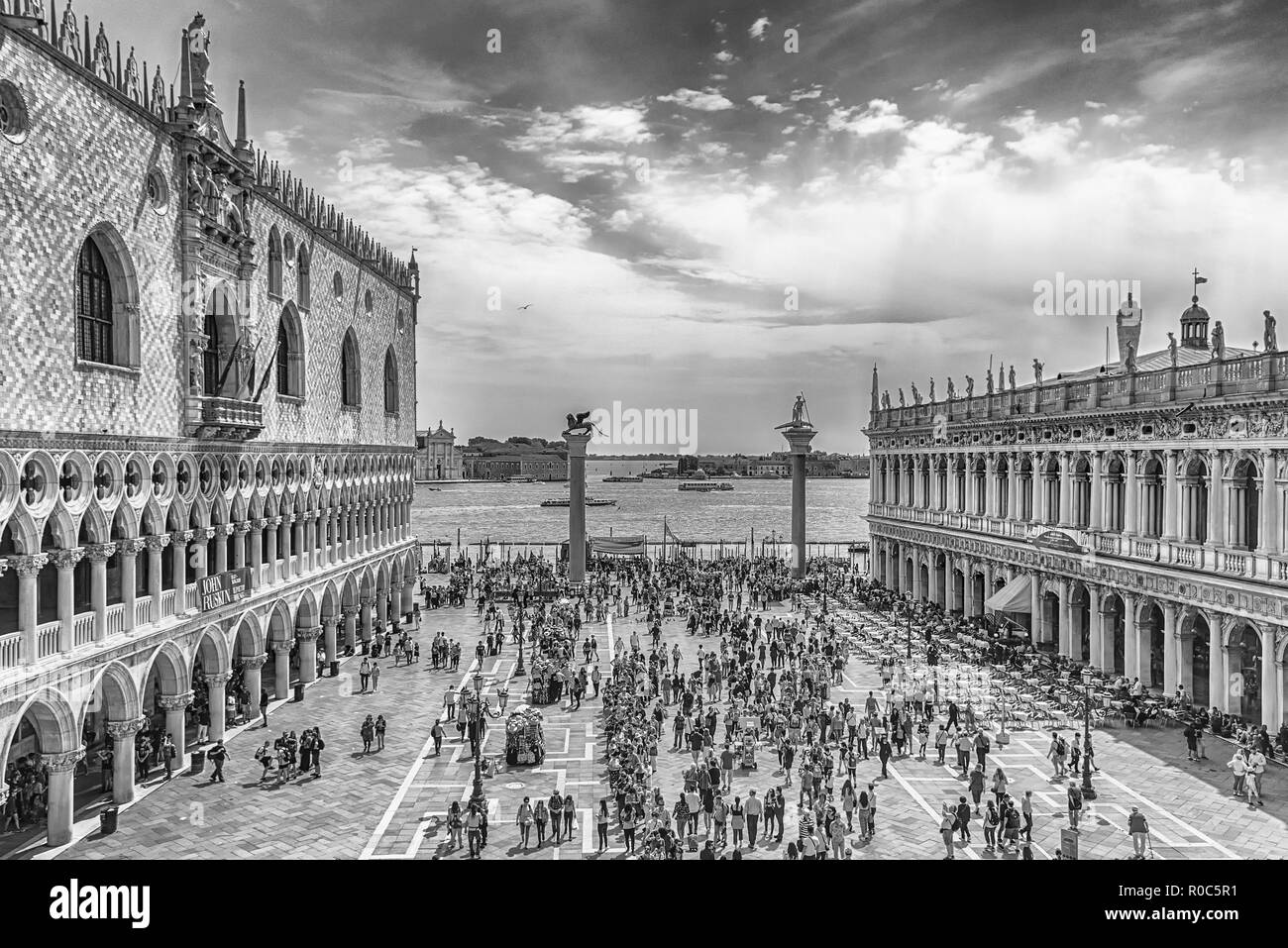 Venise, Italie - 29 avril : Vue aérienne de touristes visitant la célèbre Piazza San Marco (St. Mark's Square), sociales, religieuses et politiques centre de Banque D'Images