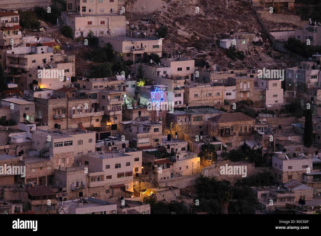 Une étoile géante et illuminée de David a placé à l'extérieur d'un bâtiment de colons juifs dans la région de Batan al-Hawa à Silwan, un quartier majoritairement palestinien à la périphérie de la vieille ville à Jérusalem-est, en Israël. Banque D'Images
