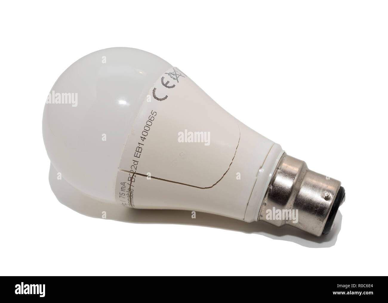 Ampoule LED avec fissure dans le logement, isolé sur un fond blanc. Banque D'Images