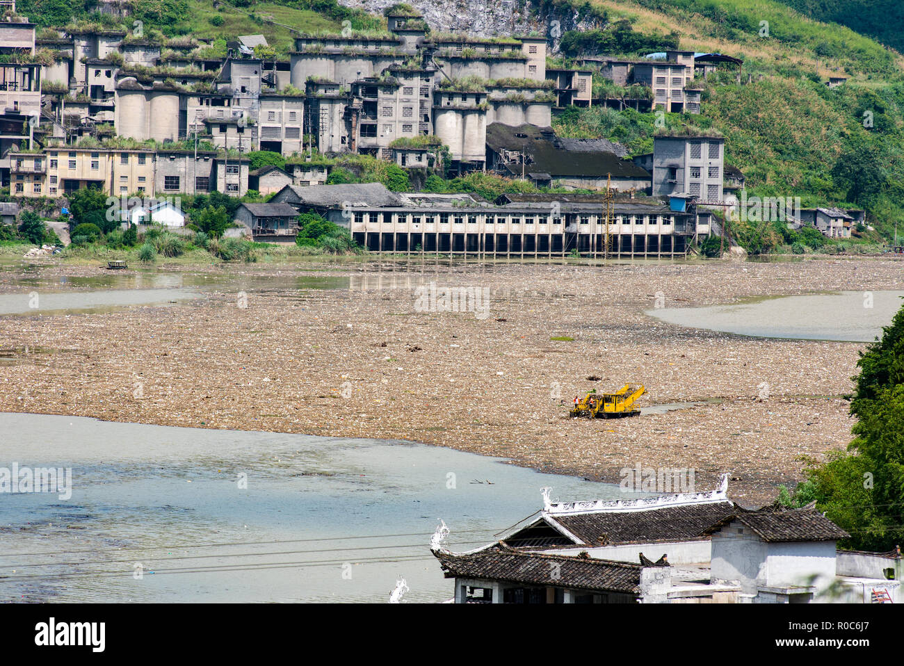 FURONG, Hunan, Chine, 10 JUL 2018 : Plastique et autres déchets, capturé par un barrage dans la rivière vous est retiré pour le retraitement. Banque D'Images