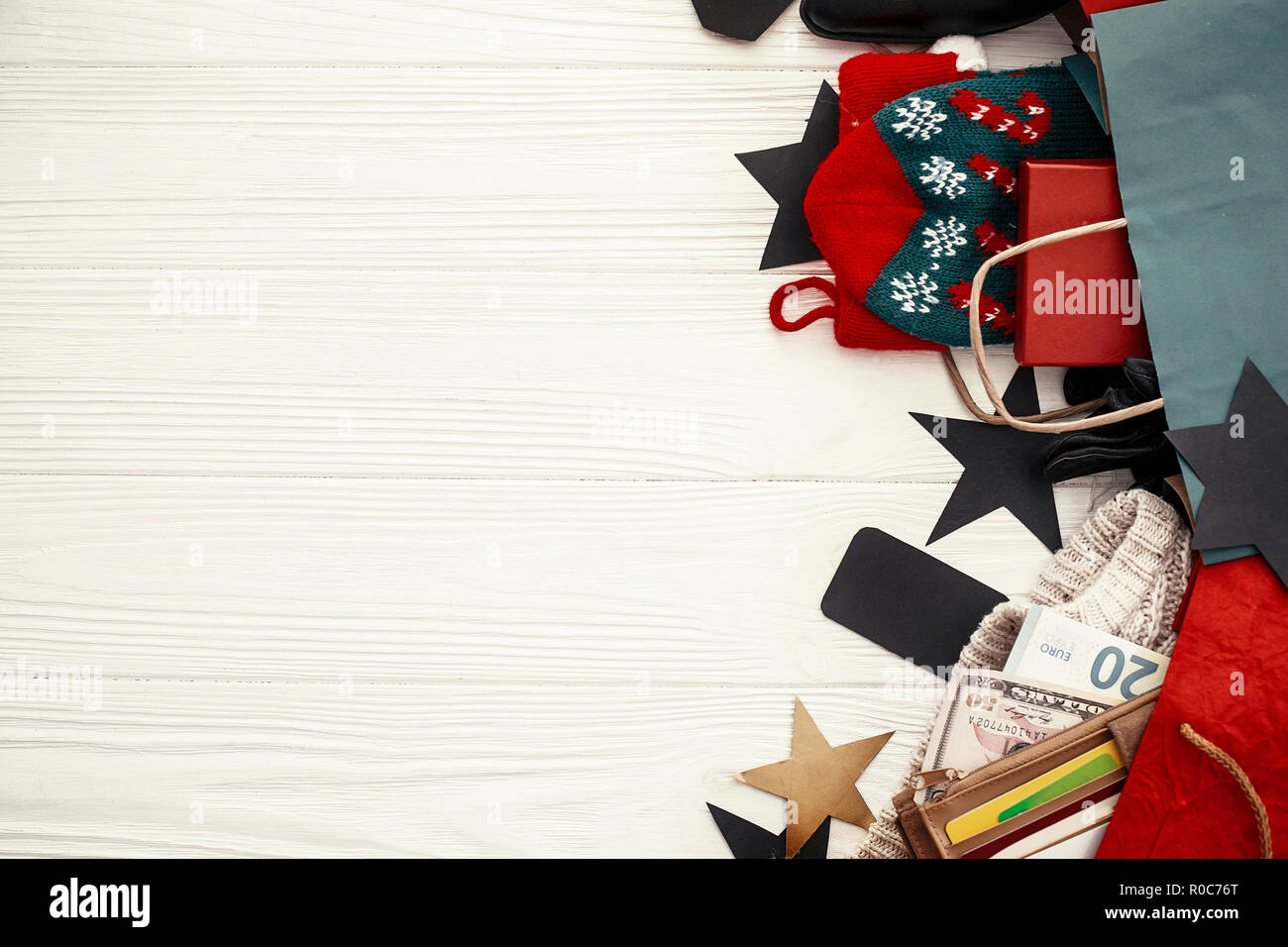 Les achats de Noël et vente de saison. Cartes de crédit et de l'argent dans votre portefeuille, sacs en papier avec des vêtements, des bas, des tags, des boîtes-cadeaux sur bois rustique. Special Banque D'Images