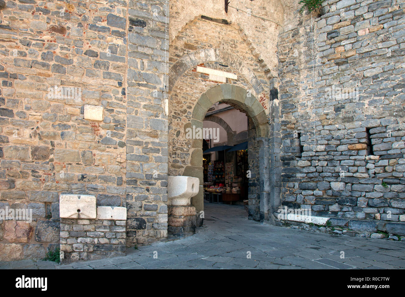 Porta del Borgo (Porte de la ville), Portovenere, Italie. Cette entrée du village est entouré de remparts datant de 1160 AD. Dans la partie inférieure gauche ar Banque D'Images