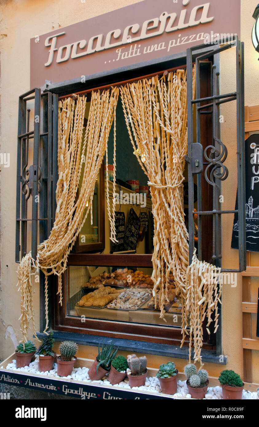 Formes de pâtes une fenêtre notable drapé à Focacceria -- Fatti una Pizza à Via Capellini, Portovenere, Italie. Banque D'Images