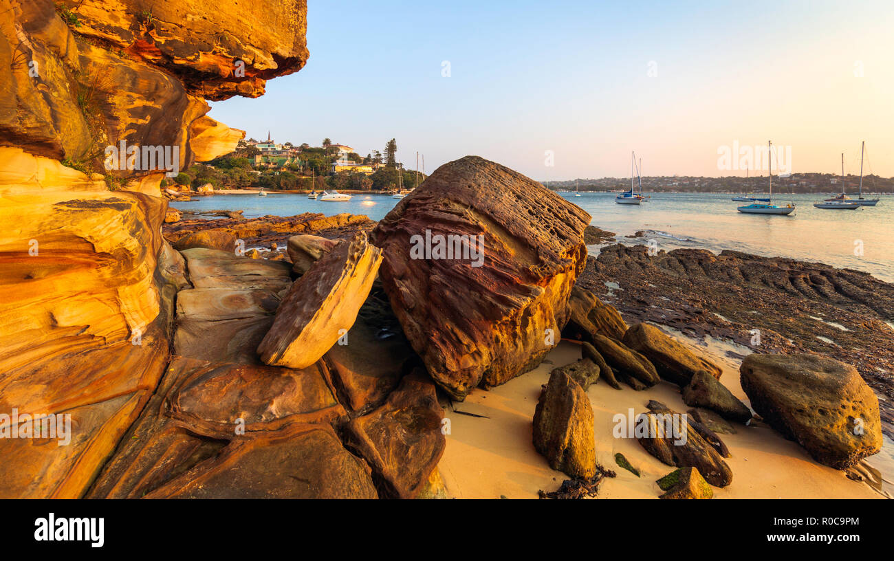 De falaises de grès et de roches sur les rives du port de Sydney à l'Ermite Bay. Vaucluse, Sydney. Banque D'Images