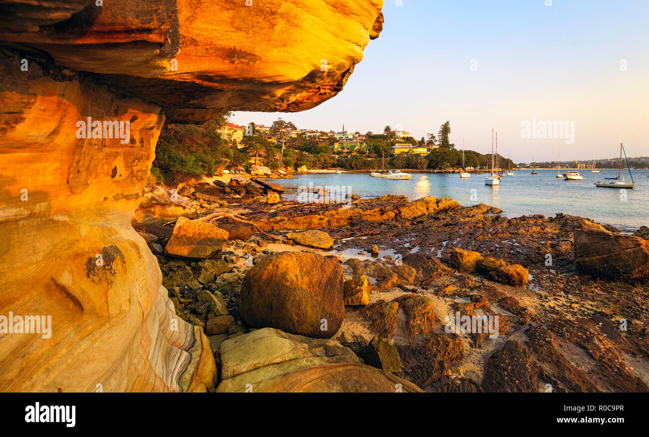 De falaises de grès et de roches sur les rives du port de Sydney à l'Ermite Bay. Vaucluse, Sydney. Banque D'Images