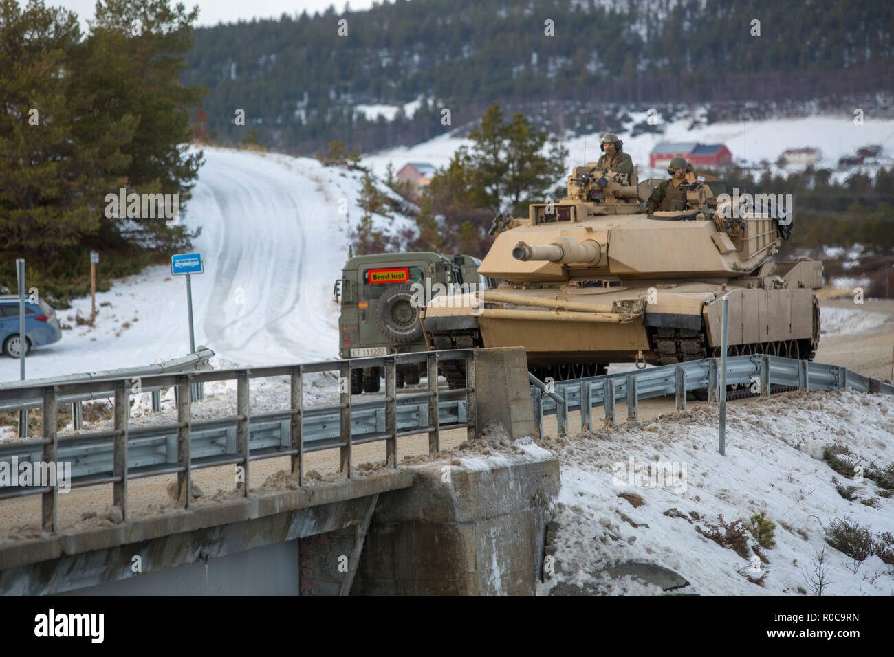 Les Marines américains avec 2e Bataillon, 2e Division de marines, avancer vers leur objectif est défendu par des forces espagnoles au cours de l'exercice Trident Stade 18 près de Folldal, la Norvège, le 3 novembre 2018. Stade Trident 18 améliore les États-Unis et ses alliés de l'Otan et partenaires capacité à travailler ensemble collectivement pour mener des opérations militaires dans des conditions difficiles. (U.S. Marine Corps photo par Lance Cpl. Menelik Collins/libérés) Banque D'Images