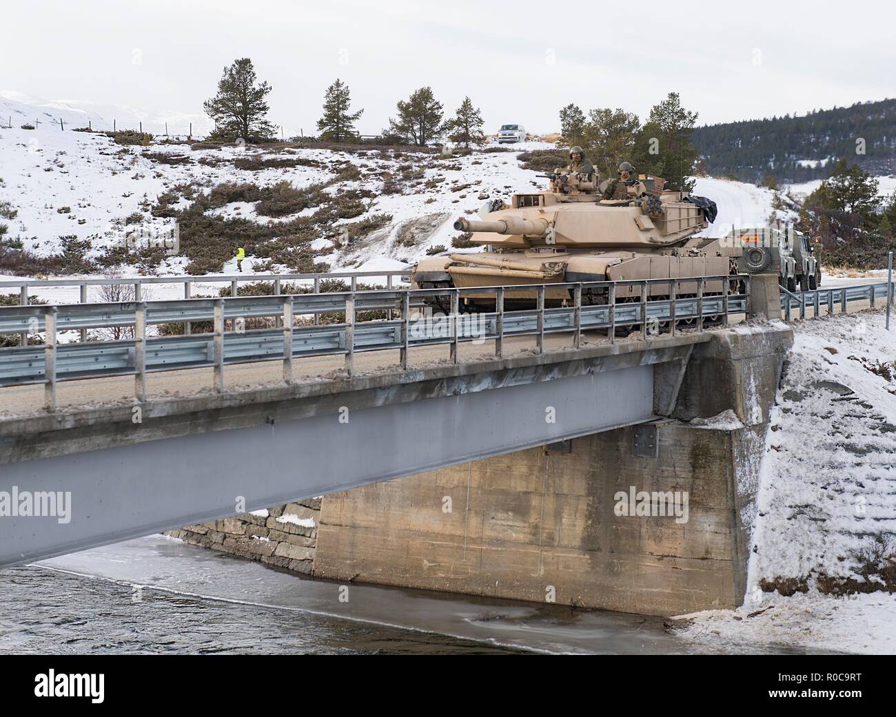 Les Marines américains avec 2e Bataillon, 2e Division de marines, l'avance sur leur objectif est défendu par des forces espagnoles au cours de l'exercice Trident Stade 18 près de Folldal, la Norvège, le 3 novembre 2018. Stade Trident 18 améliore les États-Unis et ses alliés de l'Otan et partenaires capacité à travailler ensemble collectivement pour mener des opérations militaires dans des conditions difficiles. (U.S. Photo par marine Spécialiste de la communication de masse 2e classe Deanna C. Gonzales/libérés) Banque D'Images