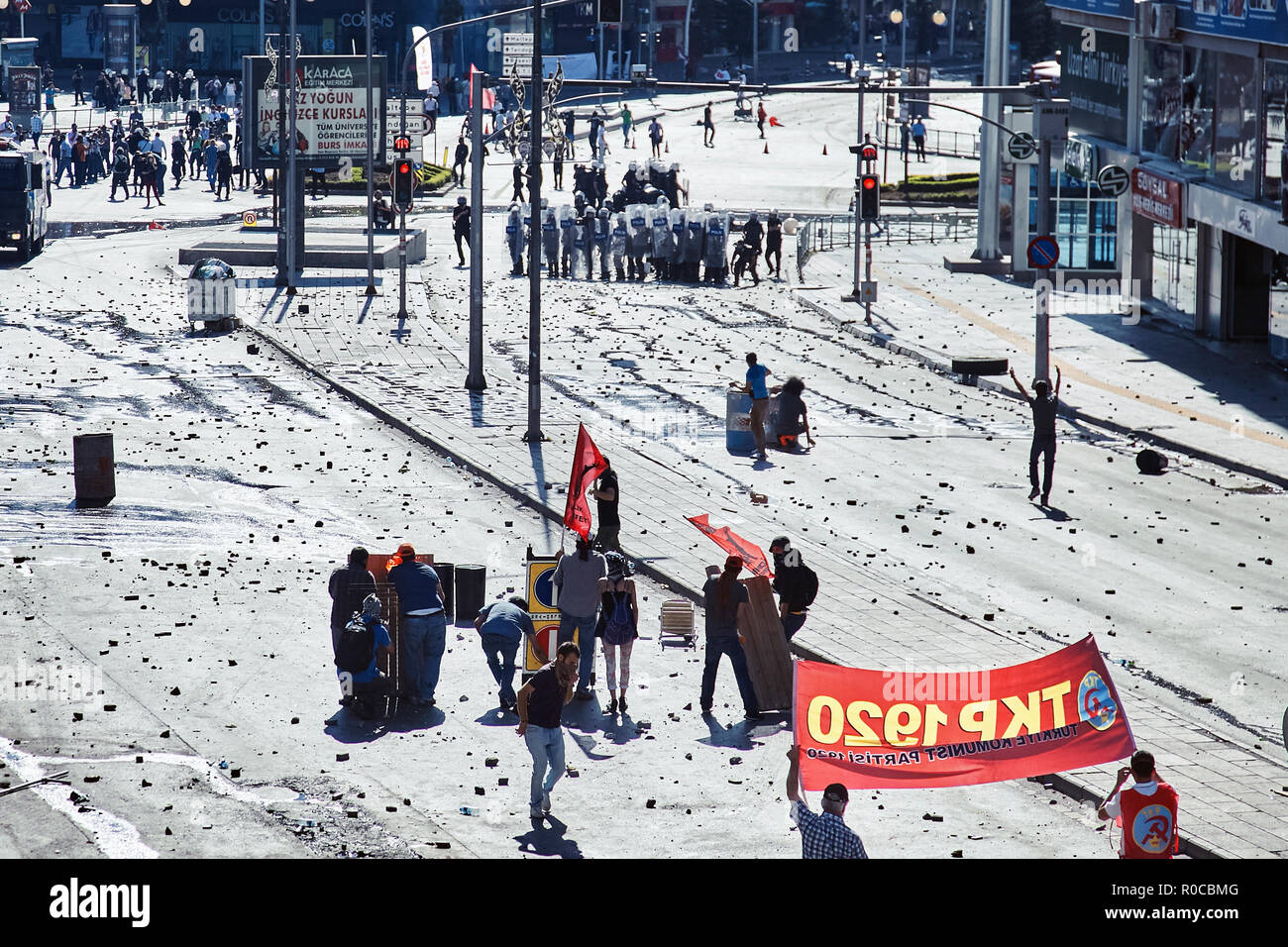 Derrière les barricades, les manifestants luttant contre la police avec des pierres dans la rue pendant les manifestations du parc Gezi à Ankara, Turquie Banque D'Images