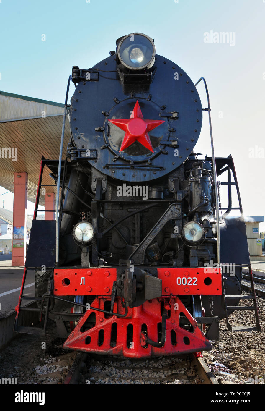 Locomotive à vapeur série rétro russe avec symbole de l'ancien état de l'URSS et les roues rouges. Partie d'un train rétro Banque D'Images
