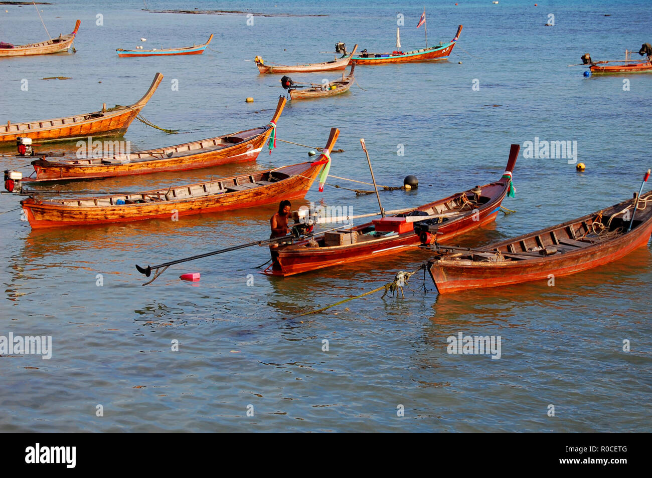 Bateaux de pêche thaïlandais au coucher du soleil à Phuket Banque D'Images