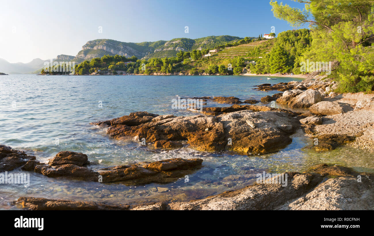 Croatie - La côte de la péninsule de Peliesac près de Zuliana village Banque D'Images