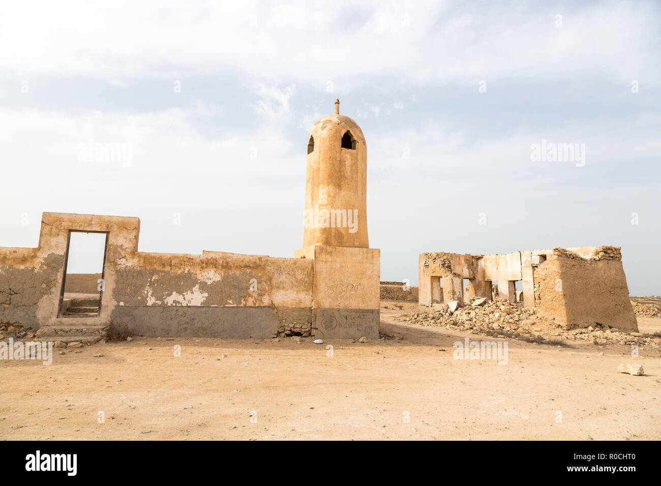 Ancienne vieille ruine la perliculture et la pêche ville arabe Al Jumail, au Qatar. Le désert au large du golfe Persique. Mosquée abandonnée avec minaret. Villa déserte Banque D'Images