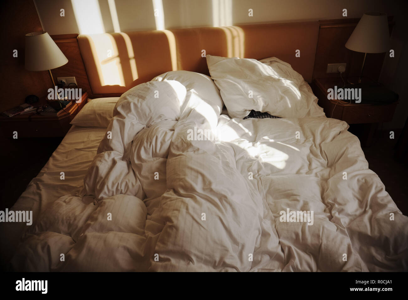 Hôtel Chambre avec lit double en désordre Banque D'Images