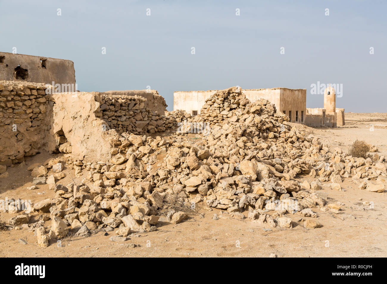 Ancienne vieille ruine la perliculture et la pêche ville arabe Al Jumail, au Qatar. Le désert au large du golfe Persique. Mosquée abandonnée avec minaret. Banque D'Images