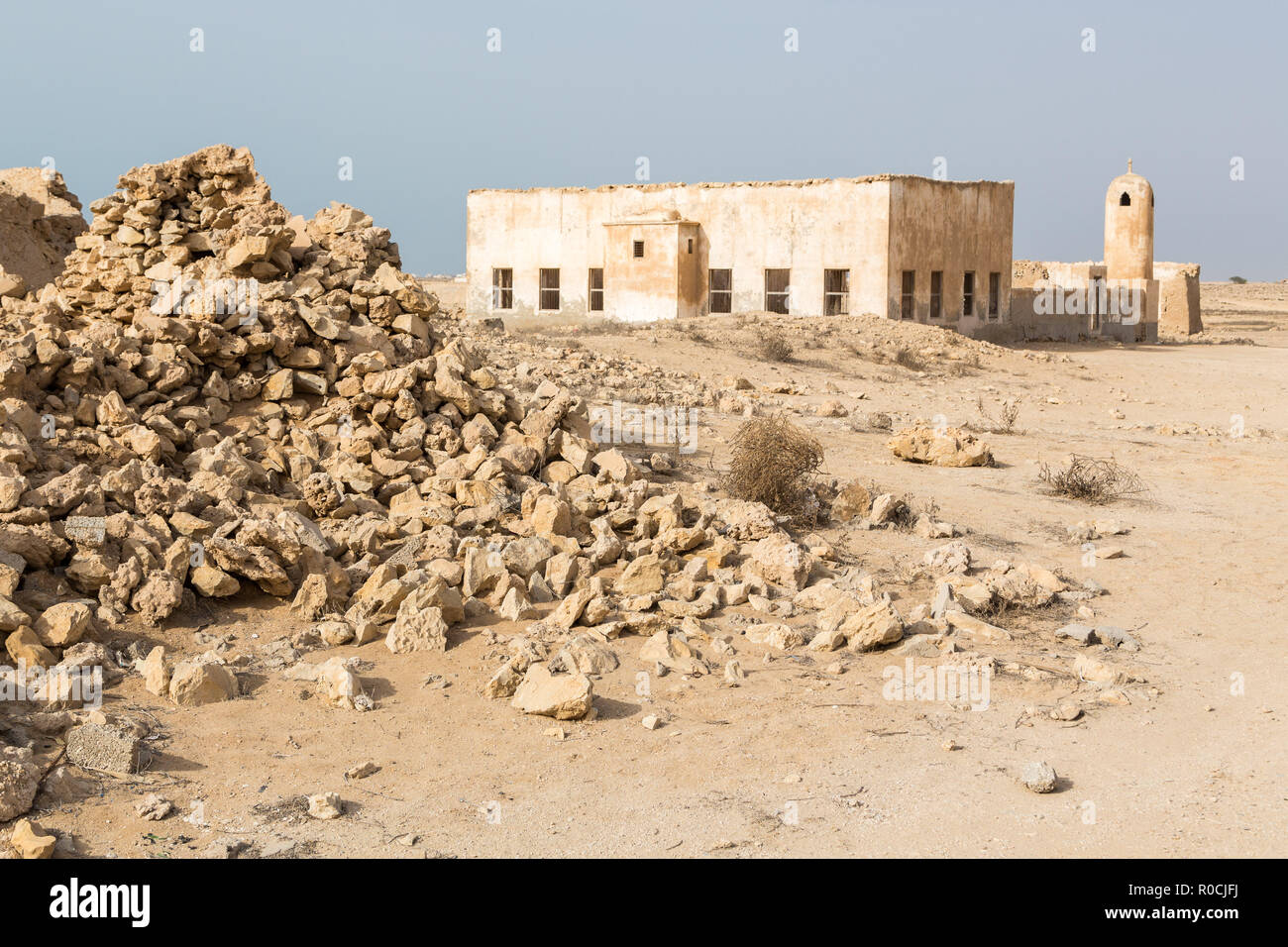 Ancienne vieille ruine la perliculture et la pêche ville arabe Al Jumail, au Qatar. Le désert au large du golfe Persique. Mosquée abandonnée avec minaret. Villa déserte Banque D'Images