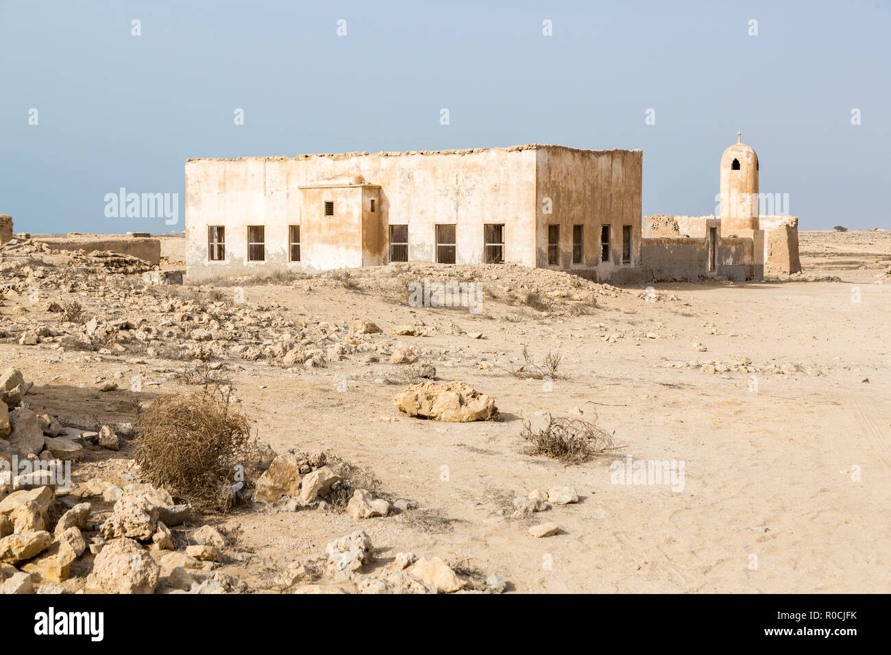 Ancienne vieille ruine la perliculture et la pêche ville arabe Al Jumail, au Qatar. Le désert au large du golfe Persique. Mosquée abandonnée avec minaret. Banque D'Images