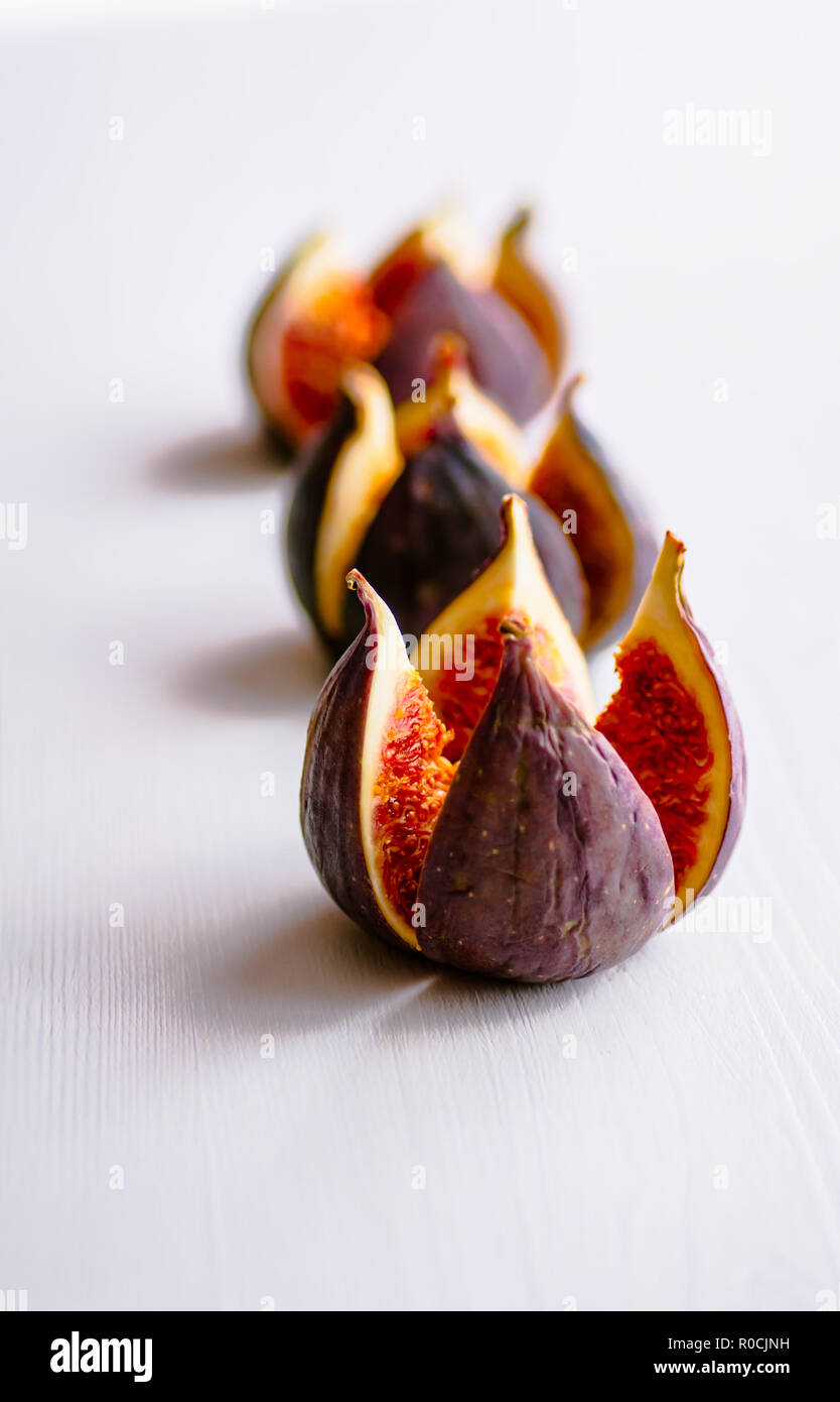 Figues mûres sur un fond de bois blanc. Traitement de l'anémie. Potassium pour le cœur. Banque D'Images
