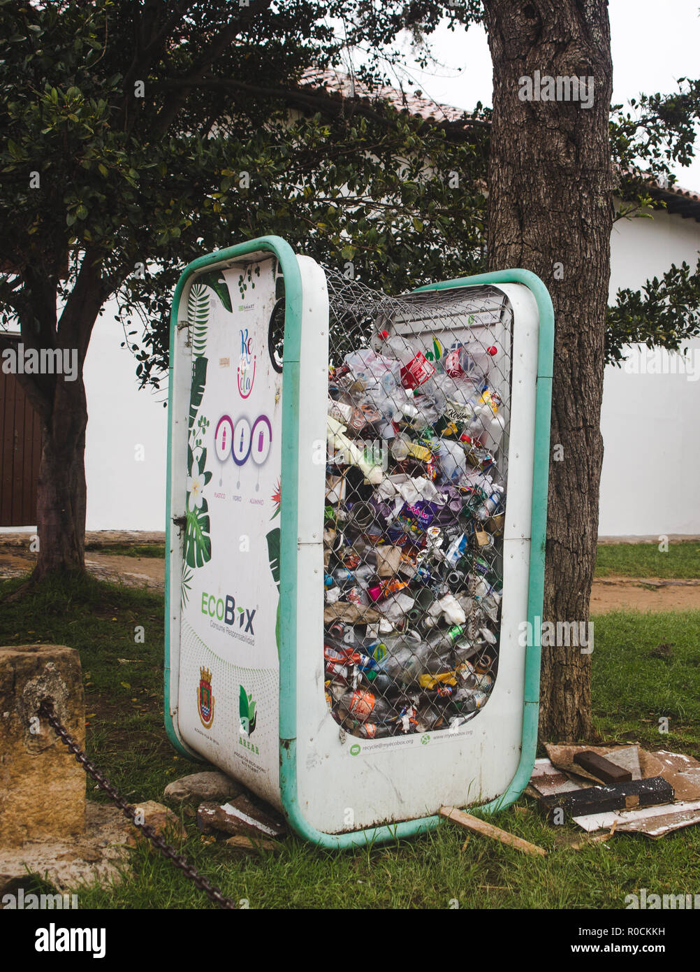 Point de collecte pour recyclage Ecobox de bouteilles et d'autres matières plastiques dans le cadre de l'initiative de l'environnement Banque D'Images