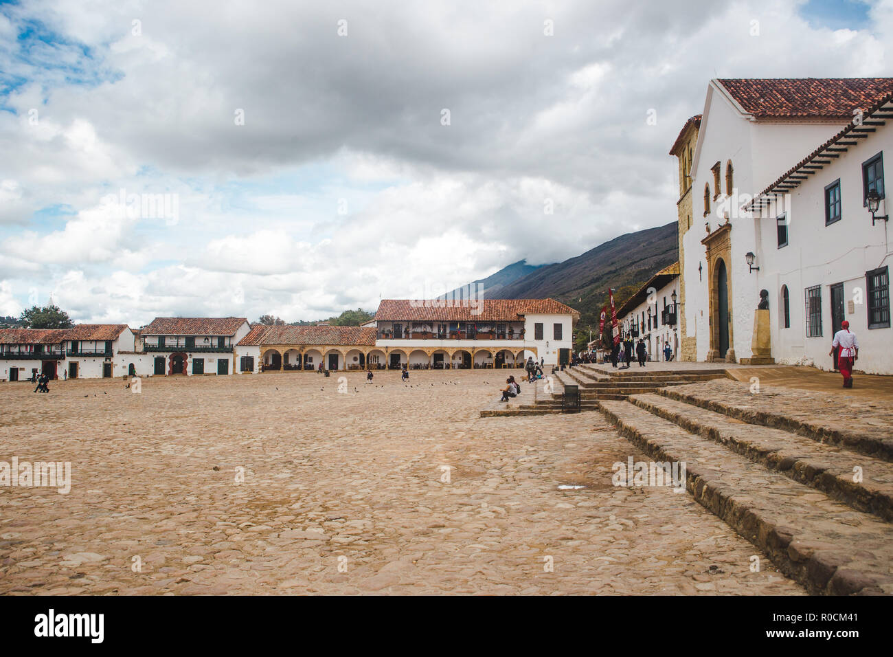 La Plaza Mayor, la place principale de Villa de Leyva, Colombie, célèbre pour sa grande étendue de l'espace pavée Banque D'Images