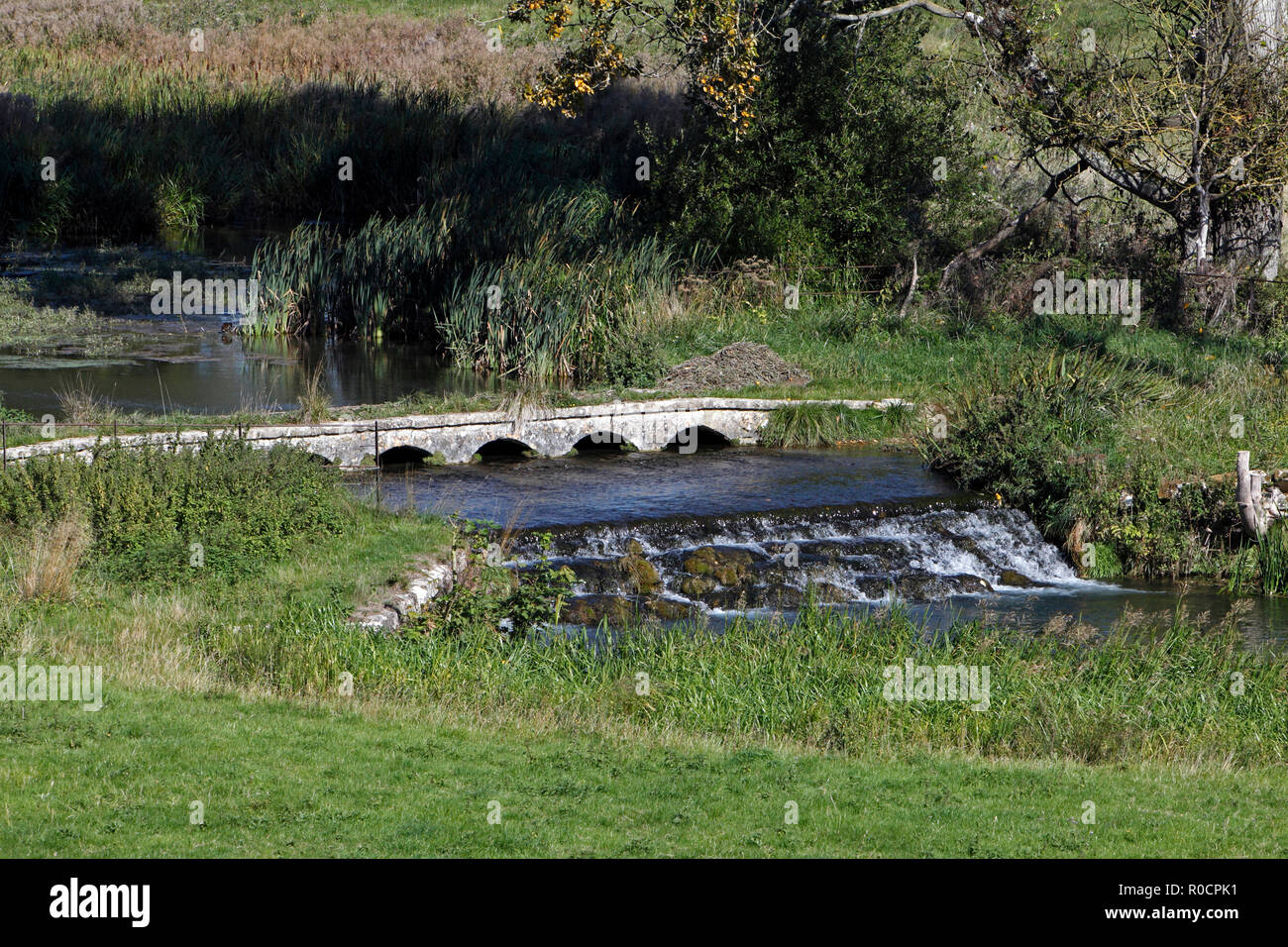 Low road pont sur le ruisseau de Sherborne, et Ford, par le parc de Sherborne estate et lodge. Le Gloucestershire. Banque D'Images