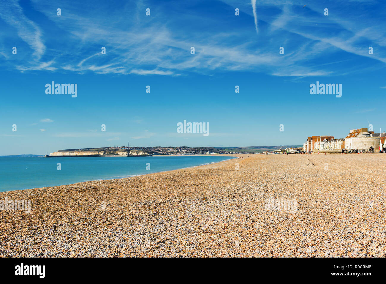 La plage de Seaford, East Sussex. L'Angleterre, une plage de galets et d'une mer bleue, vue de Newhaven town, selective focus Banque D'Images