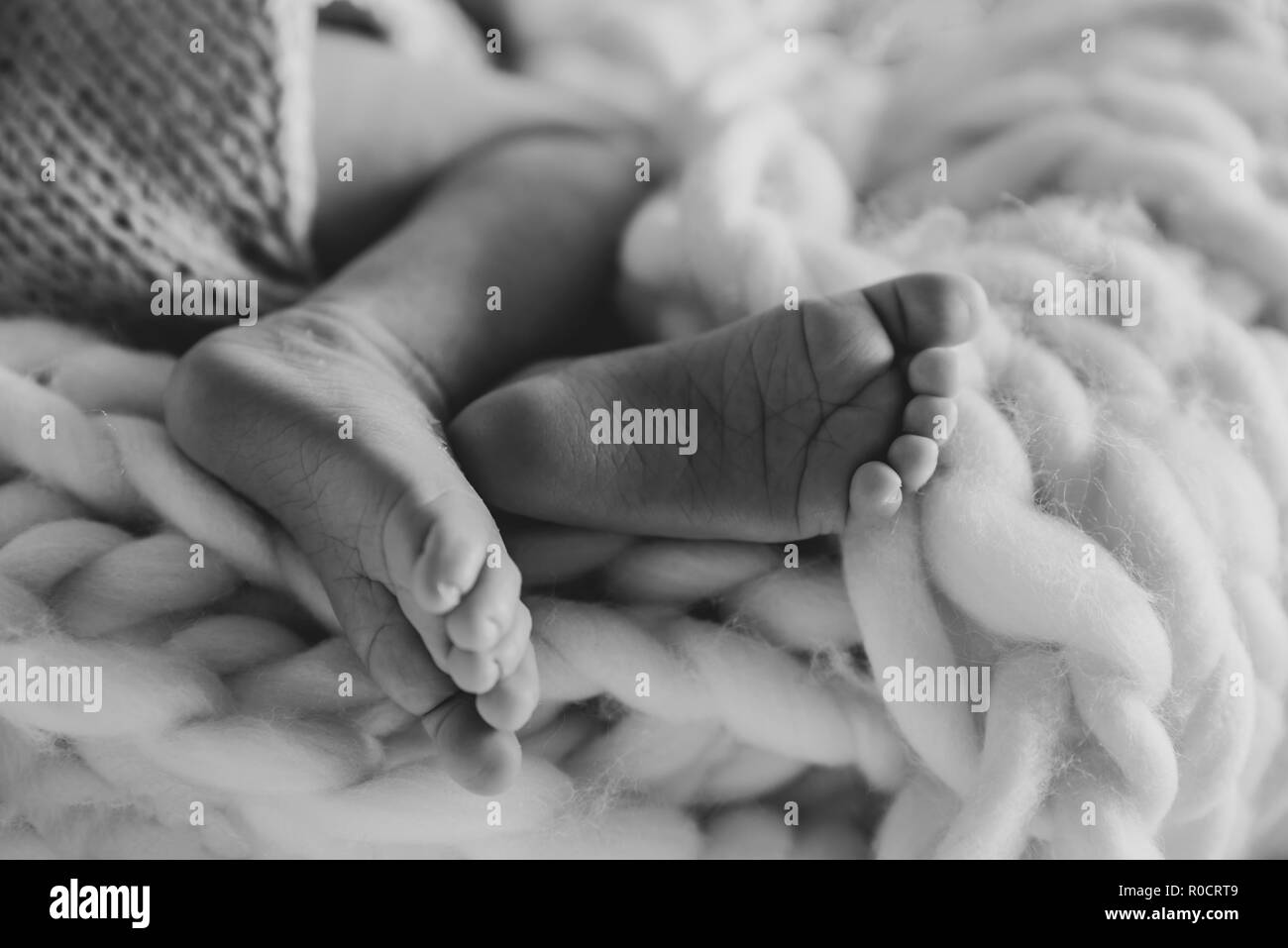 Gros plan sur les pieds de bébé nouveau-né Banque D'Images