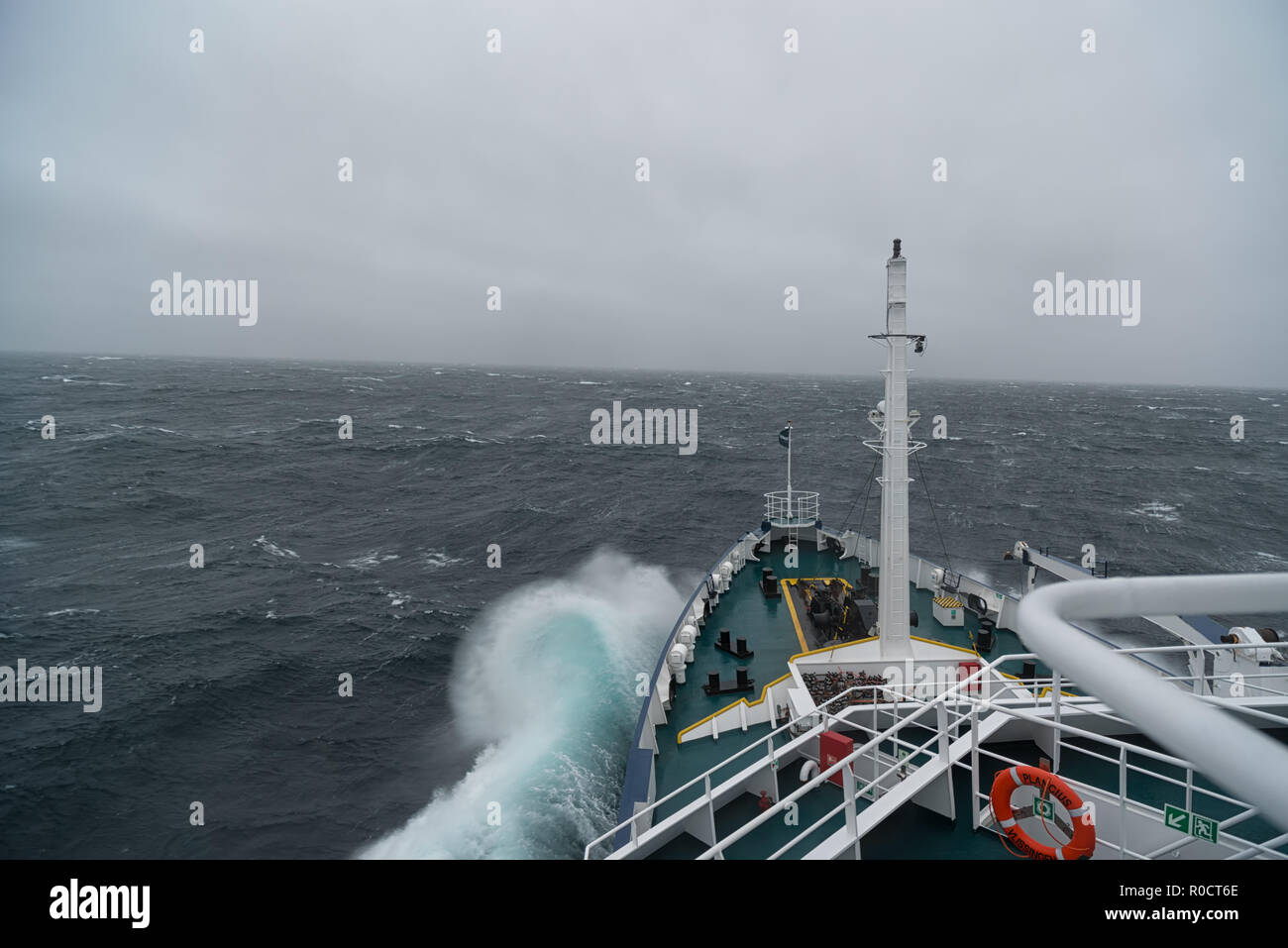 Croisière navire dans la tempête et les vagues traversant le détroit du Danemark entre le Groenland et l'Islande. Banque D'Images