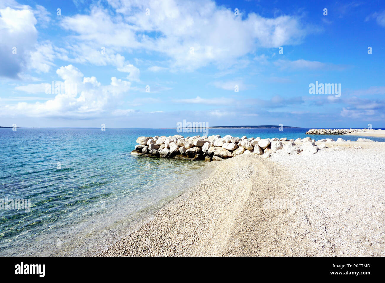 Plage de galets et de rochers mole dans le beau paysage marin croate de la mer Adriatique Banque D'Images