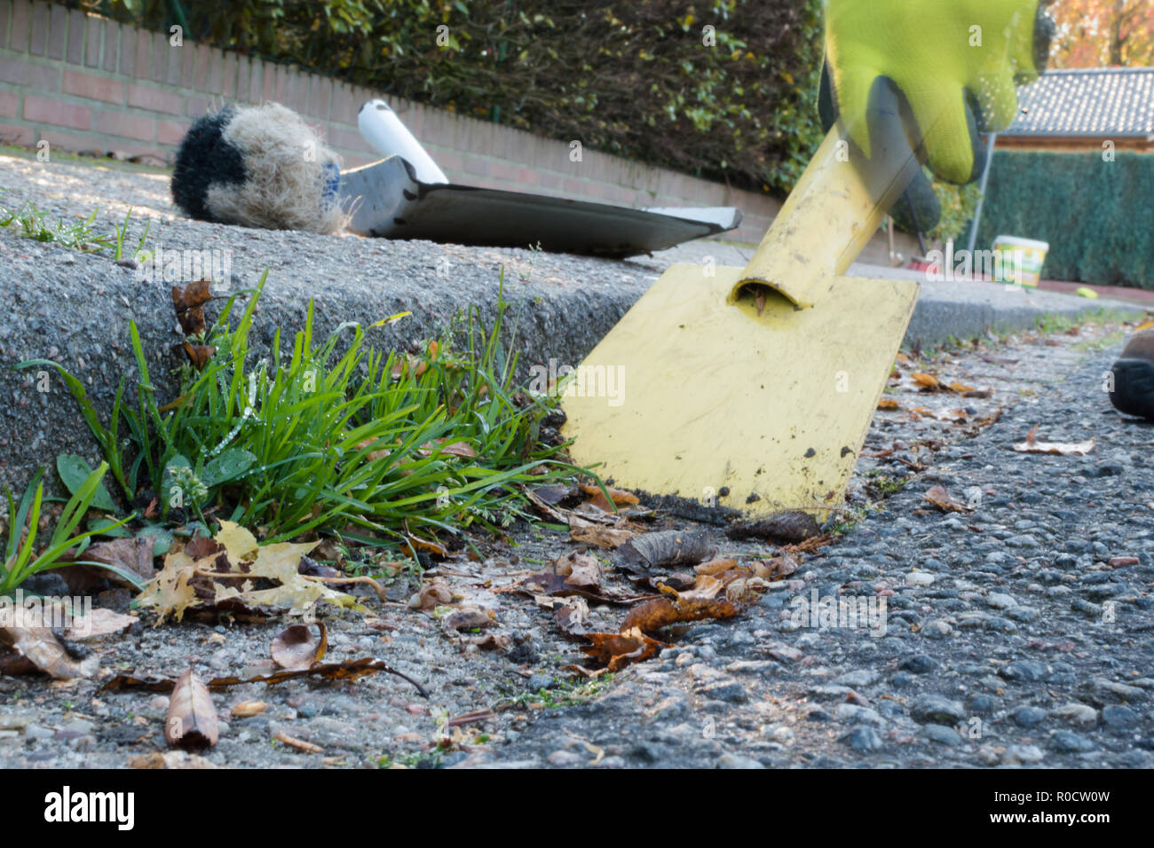 L'homme est le nettoyage de la gouttière de la rue Banque D'Images