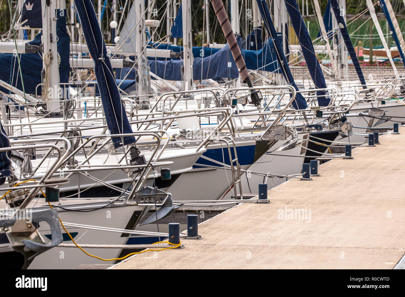 Bateaux à voile amarré dans une marina en Frise, Pays-Bas Banque D'Images