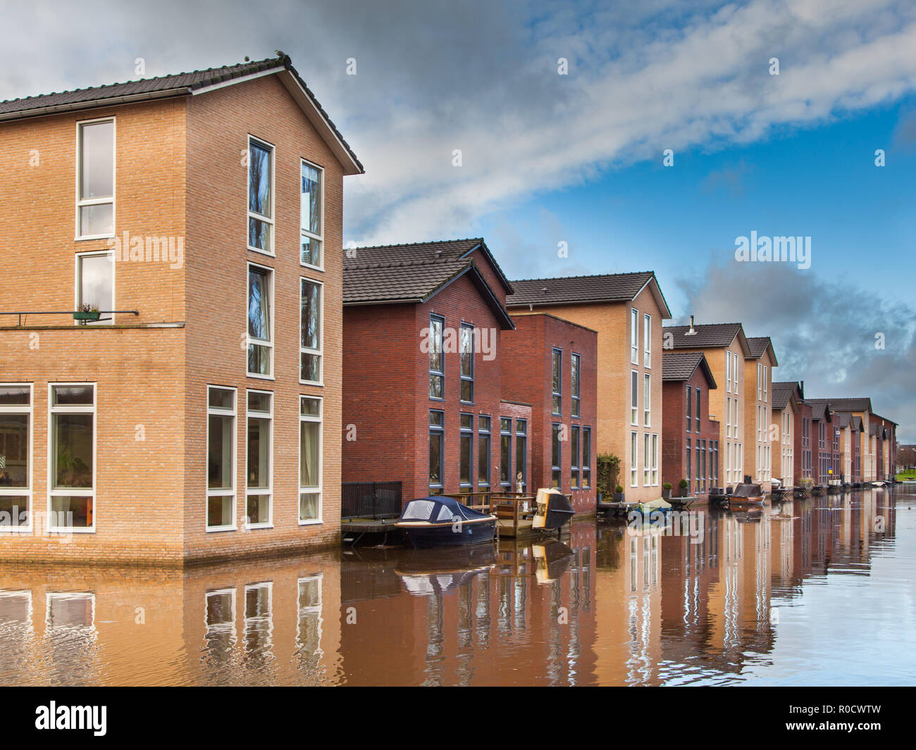 Maisons colorées sur le bord de l'eau à Amersfoort, Pays-Bas Banque D'Images