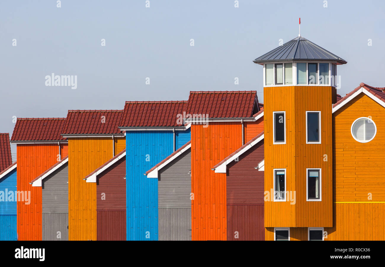 Maisons en bois de diverses couleurs à Groningue, Pays-Bas Banque D'Images