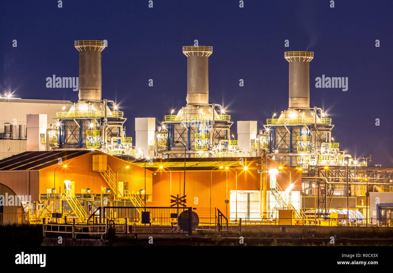 L'industrie chimique lourde photo de nuit avec railroad sur l'avant-plan Banque D'Images