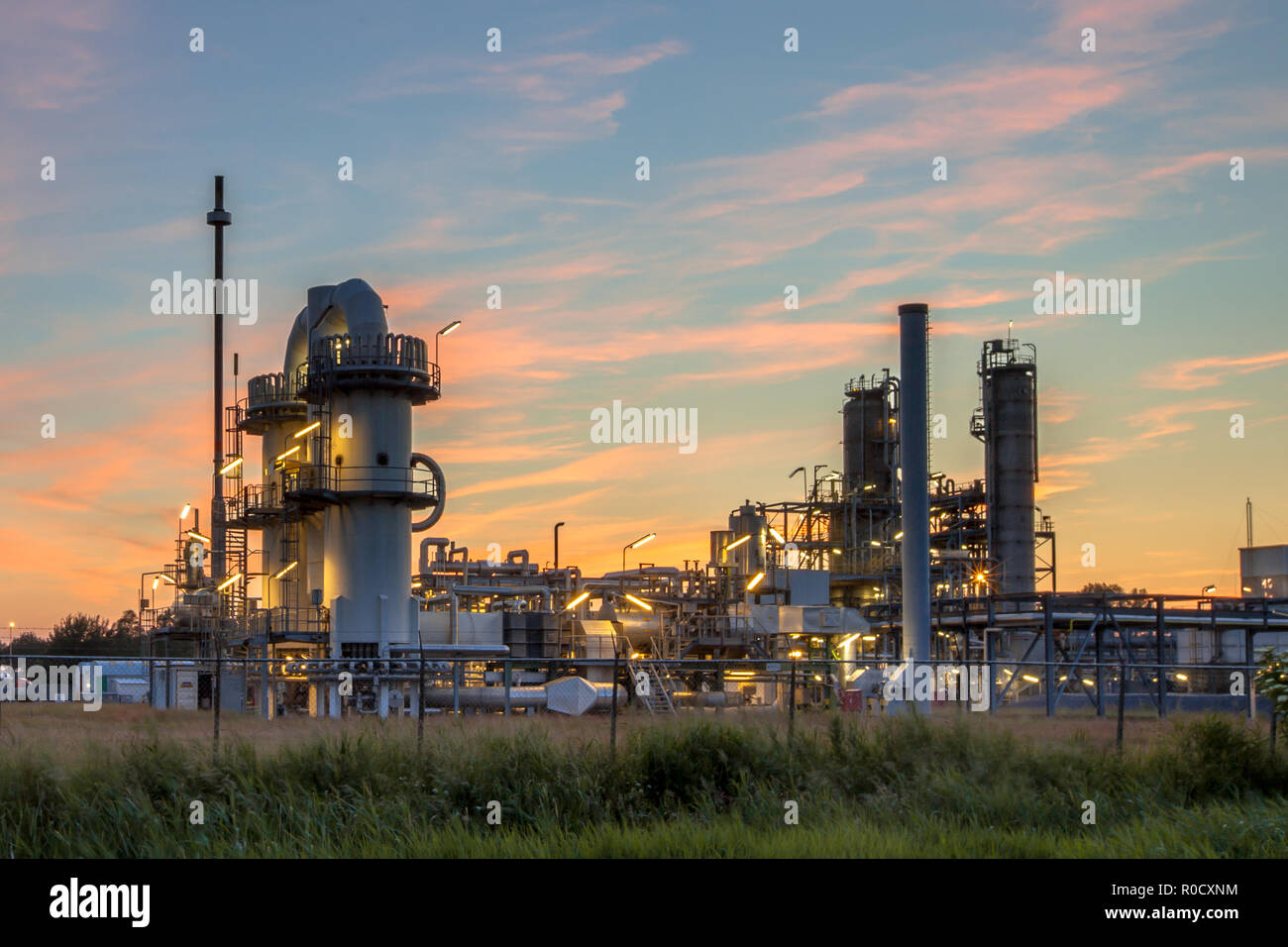 Installation industrielle chimique lourde avec mazework détails de tuyaux dans le crépuscule sunset scene Banque D'Images