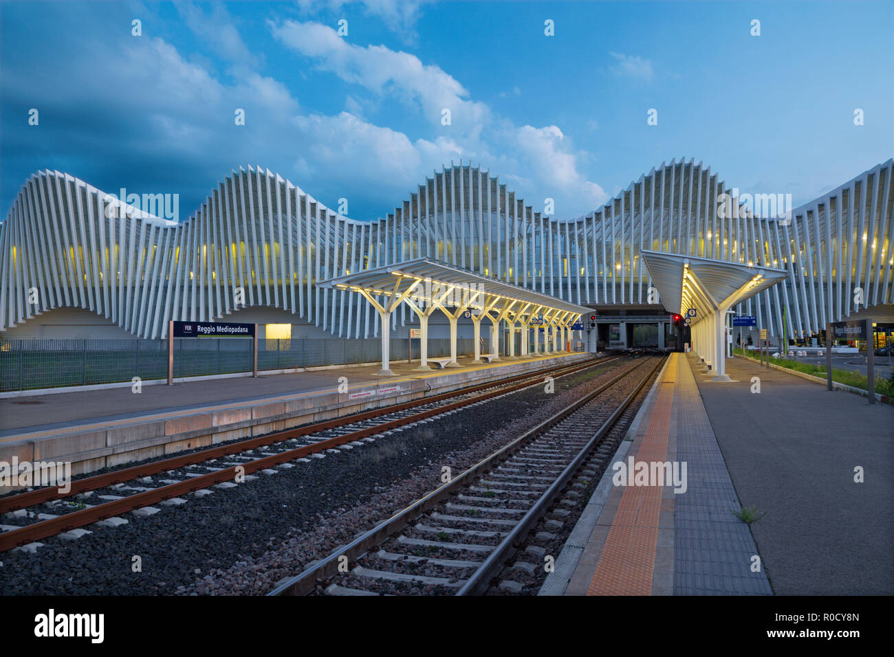 REGGIO EMILIA, ITALIE - 13 avril 2018 : l'AV Mediopadana Reggio Emilia à la tombée de la gare par l'architecte Santiago Calatrava. Banque D'Images