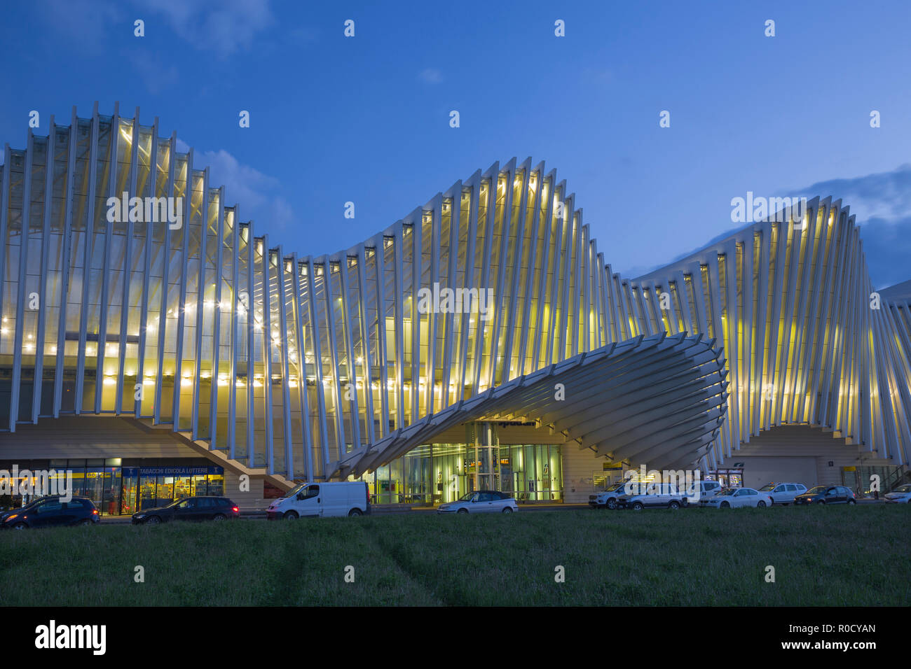 REGGIO EMILIA, ITALIE - 13 avril 2018 : l'AV Mediopadana Reggio Emilia à la tombée de la gare par l'architecte Santiago Calatrava. Banque D'Images