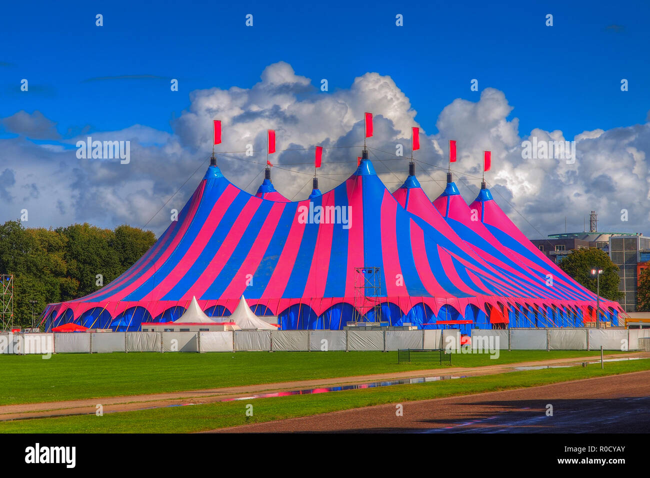 Grand Chapiteau tente de cirque, Buit pour un festival de musique sur une journée ensoleillée dans le parc Banque D'Images