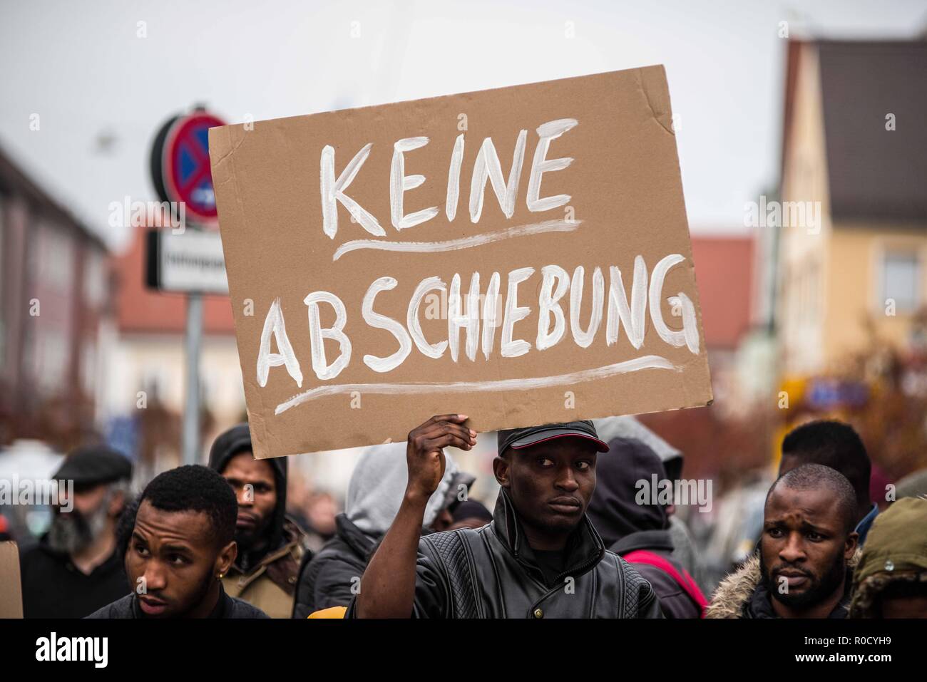 Fuerstenfeldbruck, Bavière, Allemagne. 29Th sep 2018. 100 migrants à l'établissement de logements Fuerstenfeldbruck près de Munich a tenu un rassemblement de protestation alléguant un abus par le personnel de sécurité et les séjours d'une durée de deux ans ou plus au lieu de la période maximale de six mois. Le camp Fuerstenfeldbruck a été un point d'éclair pour les conflits pendant plusieurs années, avec les résidents africains principalement d'être impliqué dans de nombreuses altercations avec la sécurité et le personnel. Credit : ZUMA Press, Inc./Alamy Live News Banque D'Images