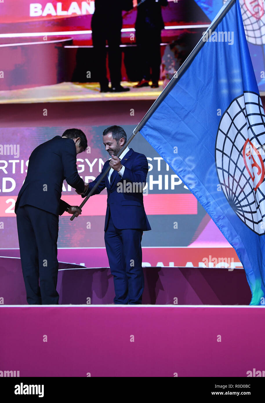 Doha, Katar. 06Th Nov, 2018. Morinari Watanabe président (FIG) Alfons Holzl drapeau de la FIG. GES/gym/Championnats du monde de gymnastique à Doha, Geraetfinale, 03.11.2018 - GES/Gymnastique Artistique Gymnastique/Championnats du Monde : 03.11.2018 - utilisation dans le monde entier | Credit : dpa/Alamy Live News Banque D'Images