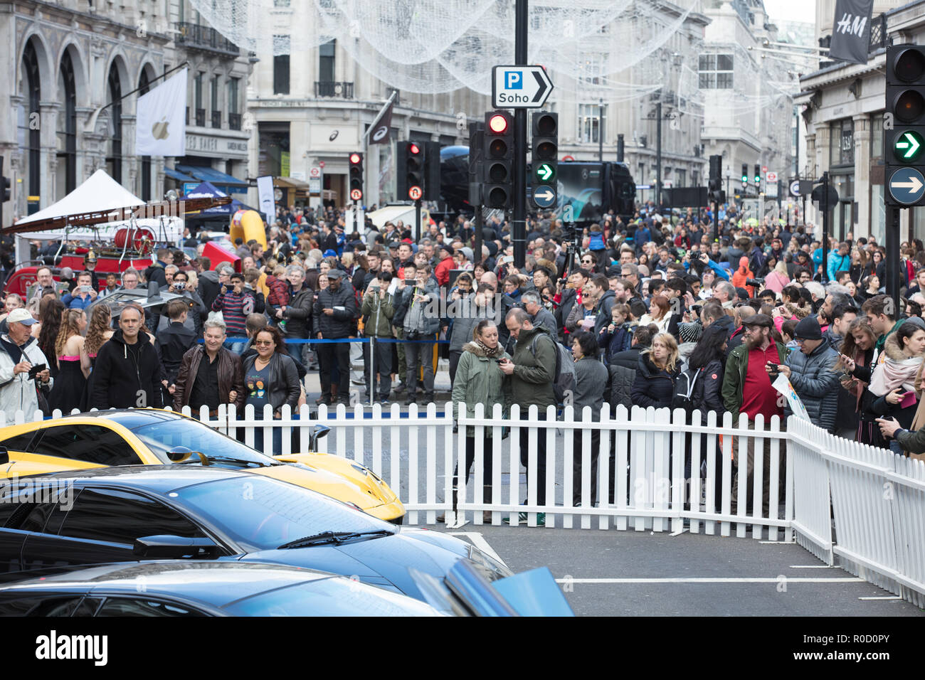 London, UK, 3 novembre 2018. Les gens, jeunes et vieux profitant de l'Illinois Route 66 Regent Street Motor Show sur Regent Street, rue piétonne complètement de Piccadilly Circus à Oxford Circus. Sur show sont vintage, classique et moderne des voitures et motos, mélangé avec des activités et des divertissements pour petits et grands. Crédit : Joe Keurig/ Alamy Live News. Banque D'Images