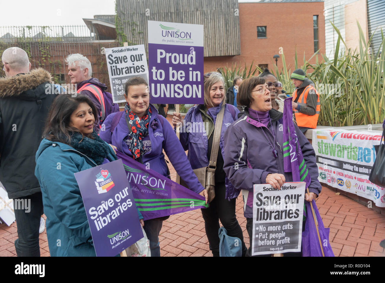 Londres, Royaume-Uni. 29Th sep 2018. Les gens se rassemblent à la British Library pour une marche et un rassemblement contre les coupures dans les services de bibliothèque, qui sont une partie essentielle de notre patrimoine culturel, en particulier pour les écoliers de la classe ouvrière et des jeunes. Plus de 100 bibliothèques fermée en 2017 et le gouvernement doit prendre des mesures pour arrêter et renverser les coupures de la bibliothèque. L'événement à l'appui des bibliothèques, musées et services culturels a été organisée par l'unisson et appuyé par les PC et les unir. Malheureusement, j'ai dû partir avant que le mois de mars à un rassemblement au Parlement européen a commencé. Crédit : Peter Marshall/Alamy Live News Banque D'Images
