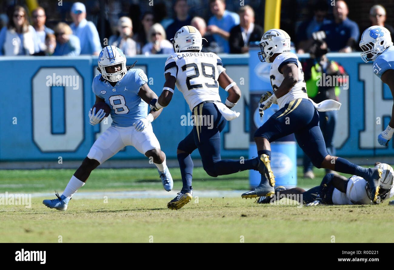 Chapel Hill, North Carolina, USA. 29Th sep 2018. MICHAEL CARTER (8) de l'UNC se déplace la balle contre TARIQ CARPENTER (29) de Georgia Tech. Le North Carolina Tar Heels joué le Georgia Tech Yellow Jackets dans un match de football qui a eu lieu à l'Kenan Memorial Stadium à Chapel Hill, N.C. le samedi 3 novembre 2018. Credit : Fabian Radulescu/ZUMA/Alamy Fil Live News Banque D'Images