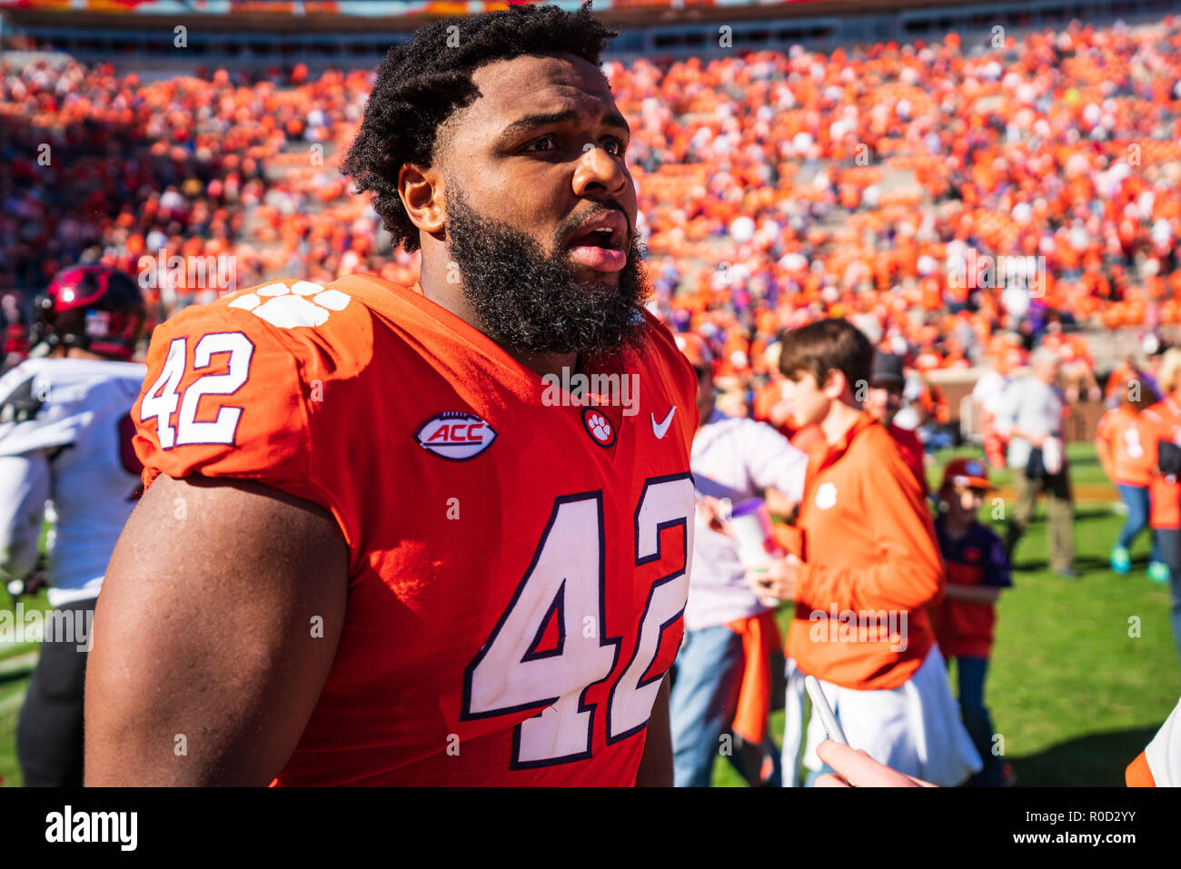 Le joueur de ligne défensive Clemson Tigers Christian Wilkins (42) après le NCAA college football match entre Louisville et Clemson le samedi 3 novembre 2018 au Memorial Stadium à Clemson, SC. Jacob Kupferman/CSM Banque D'Images