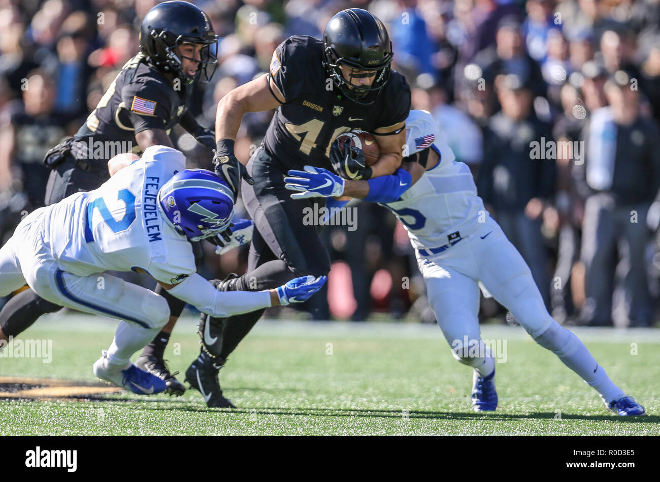 3 novembre 2018 : Les Black Knights de l'armée d'utiliser de nouveau Andy Davidson (40) tente de briser certains s'attaque au cours d'un match de football NCAA entre les faucons de l'Armée de l'air et de l'Armée Black Knights au stade Michie à West Point, N.Y. Mike/Langish Cal Sport Media. Banque D'Images